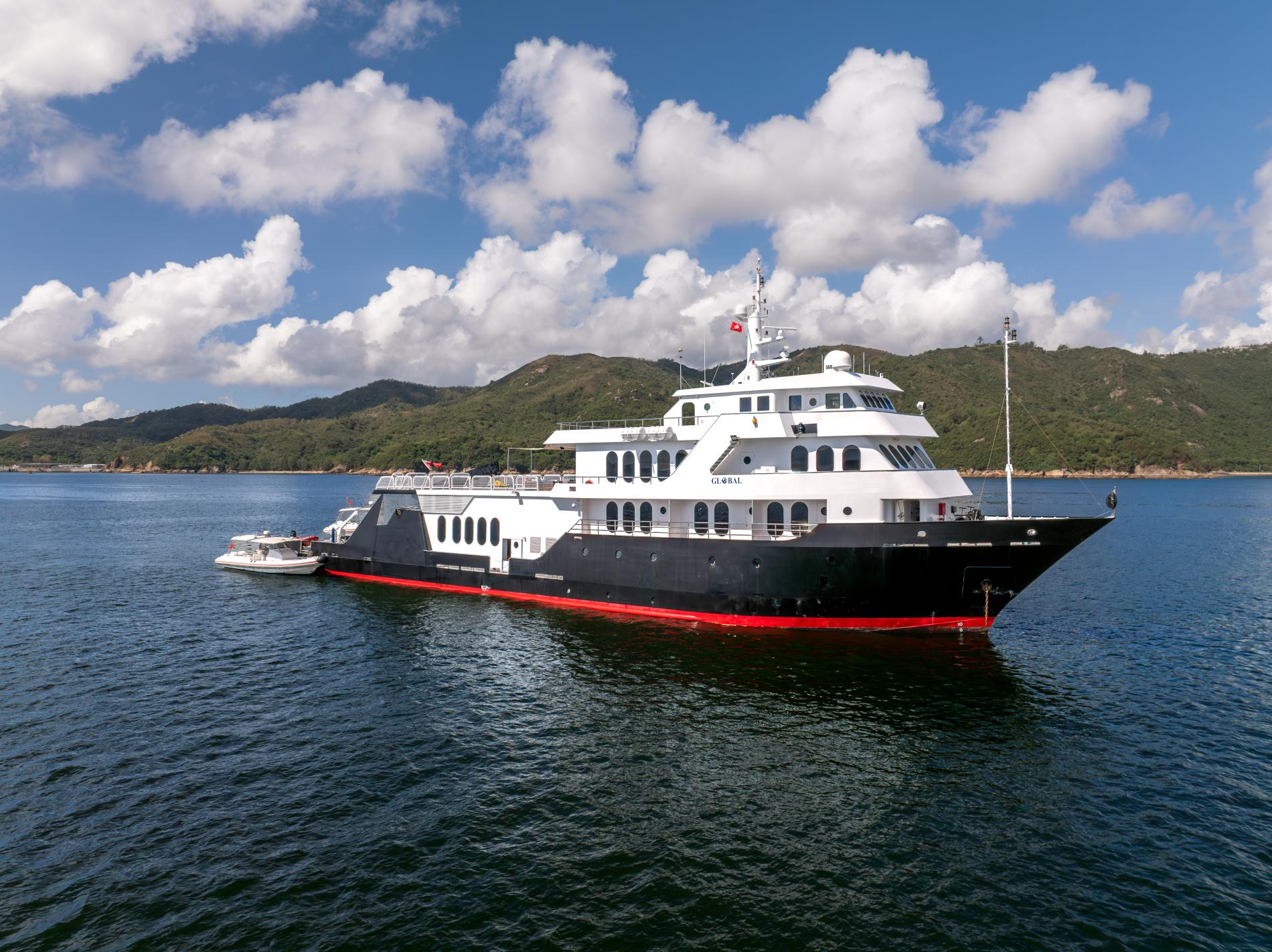 M/Y Global + 2 Submersibles