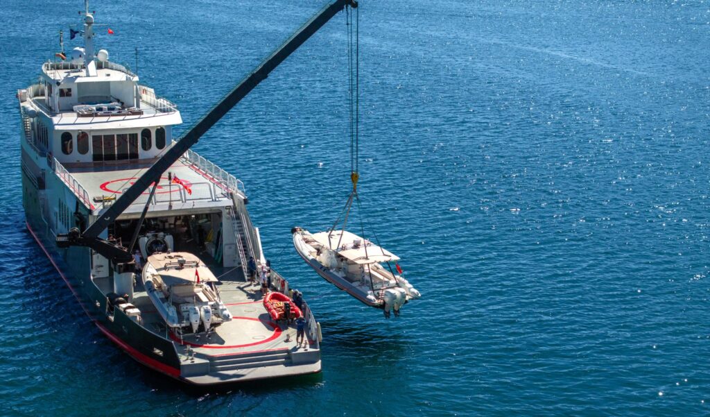 Motor-Yacht-Global-Launching-Tender-on-the-side