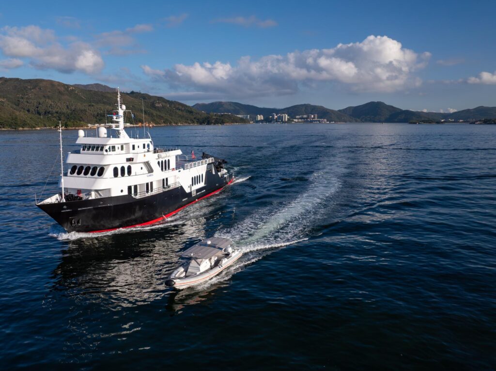 Motor-Yacht-Global-sailing-around-Hong-Kong