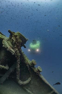 Pisces VI sub near shipwreck_3